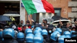 Pemilik usaha kecil dan restoran melakukan unjuk rasa untuk memrotes penerapan kembali lockdown akibat lonjakan COVID-19, di Roma, Italia Senin (12/4).