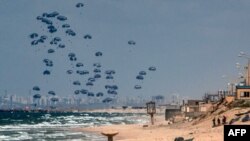 ជំនួយមនុស្សធម៌ត្រូវបានទម្លាក់នៅលើតំបន់ហ្កាហ្សា Gaza និងភាគខាងលិចនៃទីក្រុង Gaza នៅថ្ងៃទី២៥ ខែមីនា ឆ្នាំ២០២៤ ចំពេលមានជម្លោះដែលកំពុងបន្តនៅក្នុងទឹកដីប៉ាឡេស្ទីនរវាងអ៊ីស្រាអែល និងក្រុមសកម្មប្រយុទ្ធ Hamas។