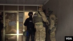 Pripadnici EULEX policije prilikom hapšenja predsednika Udruženja veterana OVK (Foto: VOA)