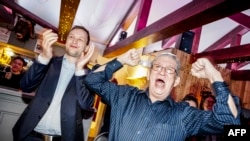 Predsednik partije Demokratit Jens-Frederik Nilsen (L) slavi izbornu pobjedu (Foto: Mads Claus Rasmussen / Ritzau Scanpix / AFP)