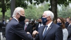 在纽约9/11纪念博物馆举行的纪念活动上，民主党总统候选人、前副总统拜登与副总统彭斯打招呼。(2020年9月11日)