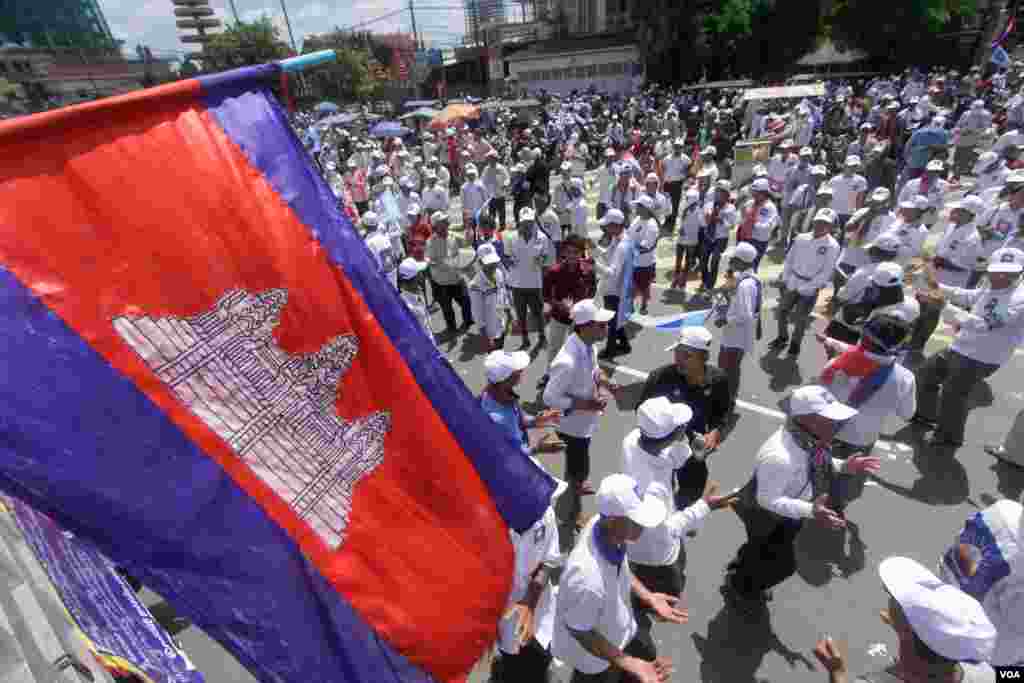 ទិដ្ឋភាពការដង្ហែក្បួនឃោសនាបោះឆ្នោតថ្ងៃចុងក្រោយរបស់គណបក្សសង្រ្គោះជាតិ កាលពីព្រឹកថ្ងៃទី០២ ខែមិថុនា ២០១៧។(អូន ឆេងប៉រ/VOA)