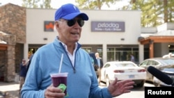 Američki predsednik Džo Bajden razgovara sa novinarima u Lejk Tahou u Kaliforniji, 23. avgusta 2023. (Foto: Rojters /Kevin Lamarque)