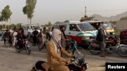 Anggota Pasukan Khusus Afghan berkumpul setelah baku tembak dengan Taliban di pos pemeriksaan di Provinsi Kandahar, Afghanistan, Selasa, 13 Juli 2021. 