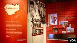 ពិព័រណ៍ «ខ្ញុំ​ចង់​បាន​យុត្តិធម៌!» ស្ថិត​នៅ​ជាន់​ទី២ នៃ​សារមន្ទីរ​ចង​ចាំ​អំពើ​ប្រល័យ​ពូជសាសន៍​របស់​សហរដ្ឋអាមេរិក​ក្នុង​រដ្ឋធានី​វ៉ាស៊ីនតោន ដែល​ពិព័រណ៍​នេះ​តាំង​បង្ហាញ​ពី​កិច្ច​ខិត​ខំប្រឹងប្រែង​ក្នុង​ការ​នាំ​ខ្លួន​ឧក្រិដ្ឋជន​ដែល​ប្រព្រឹត្ត​អំពើ​ប្រល័យ​ពូជ​សាសន៍​និង​កាប់​សម្លាប់​យ៉ាង​រង្គាល​មក​កាត់​ទោស។ (ស្រេង លក្ខិណា/VOA)