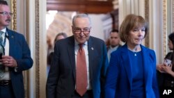 Lide Minorite Sena a, Chuck Schumer (Demokrat Nouyok) mache ak Senate Tina Smith (Demokrat Minnesota) nan Sena a, 13 Mas, 2025. 