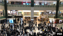 香港城市大学学生在新界沙田新城市广场中庭举办“无惧学术打压”公开论坛 （2019年10月29日）