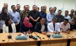 Gubernur Jawa Timur Khofifah Indar Parawansa bersama Forkompimda, Rektor Universitas Airlangga dan para pakar di Topical Deases Center Universitas Airlangga, menyampaikan keterangan terkait kewaspadaan virus corona. (Foto: VOA/Petrus Riski)