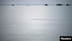 Kapal nelayan kembali ke pantai di pesisir timur Pulau Natuna Besar. (Foto: Dok)