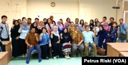 Pakar hukum, aktivis HAM dan mahasiswa usai diskusi mengenai pro kontra RUU Penghapusan Kekerasan Seksual di Fakultas Hukum Universitas Airlangga Surabaya (Foto:VOA/Petrus Riski).