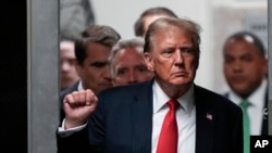 អតីតប្រធានាធិបតី​សហរដ្ឋអាមេរិក​លោក Donald Trump ដើរ​ចូល​ក្នុង​អគារ​តុលាការ​ព្រហ្មទណ្ឌ​ Manhattan ក្នុងទីក្រុងញូវយ៉ក កាលពីថ្ងៃទី២៨ ខែឧសភា ឆ្នាំ២០២៤។ 