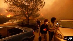 Građani bježe od požara u okolini Los Anđelesa (Foto: AP/Etienne Laurent)