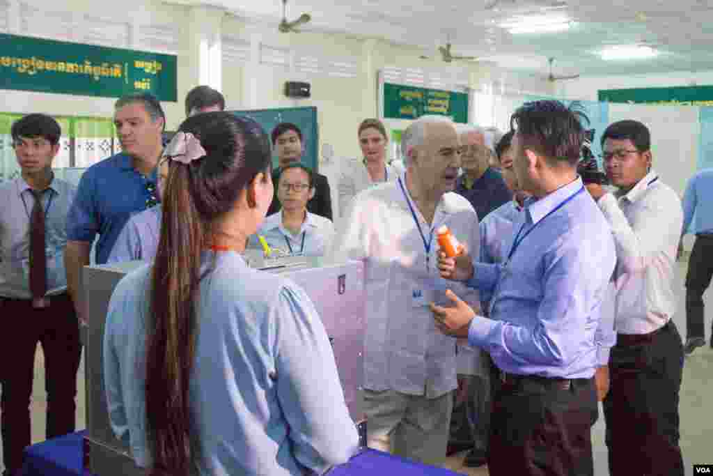 អ្នក​សង្កេតការណ៍​អន្តរជាតិ​ ចុះត្រួតពិនិត្យ​ការិយា​ល័យ​បោះឆ្នោតនៅក្នុង​សង្កាត់​តាខ្មៅ​ ជាទីតាំង​ការិយាល័យ​ ដែល​លោកនាយក​រដ្ឋមន្ត្រី ហ៊ុន​ សែន​ ទៅបោះឆ្នោតនៅ ​​ខេត្ត​កណ្តាល​ នៅថ្ងៃទី​០៤​ ខែ​មិថុនា​ ឆ្នាំ២០១៧។ (ខាន់​ សុគុំមនោ​/ VOA)