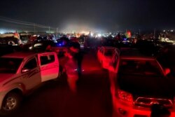 Militer dan pejabat Afghanistan meninggalkan Kota Kandahar selama pertempuran antara Taliban dan personel keamanan Afghanistan, di Kandahar, barat daya Kabul, Afghanistan, Kamis, 12 Agustus 2021. (Foto: AP/Sidiqullah Khan)