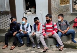 Murid-murid mengenakan masker untuk mencegah perebakan virus corona di sekolah Nurul Amal, Tangerang, Indonesia (dok: AP/Tatan Syuflana)