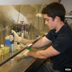 Scott Boisvert, 18 tahun, meneliti sebuah jenis jamur yang terkait dengan menurunnya jumlah hewan amfibi di seluruh dunia. Ia menempati peringkat kesepuluh dalam kompetisi ini.