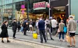 港府加强防疫措施禁止餐厅晚市堂食，大批市民午饭在一间餐厅外等候堂食座位及外卖 (美国之音/汤惠芸)