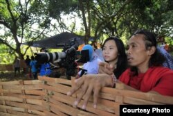 Sutradara Livi Zheng (kiri) dan aktor Yayan Ruhiyan (kanan) saat garap film di Indonesia (Dok: Livi Zheng)