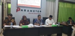 Peneliti senior LIPI, Siti Zuhro, dan Direktur Eksekutif Parameter Politik Indonesia, Adi Prayitno, saat berdiskusi publikasi hasil survei di Jakarta, 29 November 2019.