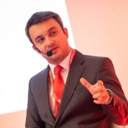 Petar Vojinović, glavni urednik i vlasnik portala Tango siks, specijalizovanog za praćenje avijacije (Foto: Fejsbuk)