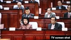 អ្នកស្រី ឃួន សុដារី (ឆ្វេង​ជួរ​មុខ) អនុប្រធាន​ទី​២​រដ្ឋសភា ដែល​ទើប​ជាប់ឆ្នោត​ក្នុង​អាណត្តិទី​៦ និង​លោក ងួន ញ៉ិល (ស្តាំ​ជួរ​មុខ) អនុប្រធានទី១រដ្ឋសភា ដែលទើប​ជាប់​ឆ្នោត​ក្នុង​អាណត្តិ​ទី​៦ អង្គុយ​ក្នុង​វិមាន​រដ្ឋសភា​ នា​ថ្ងៃទី​៦ ខែកញ្ញា ឆ្នាំ​២០១៨។ (រូបថត​ពី​ទូរទស្សន៍)