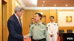 中央军委副主席范长龙与克里握手（美国之音莉雅拍摄）