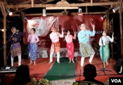 Salah satu antraksi seni dan budaya bertajuk "Solidaritas Melodi Tanpa Batas" pada peringatan 100 Hari Bom Gereja Surabaya (Foto:VOA/Petrus Riski).