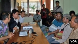 Perwakilan Dewan Adat Daerah Paniai, Papua (kanan) mendatangi kantor Komnas HAM di Jakarta untuk mengadukan dugaan pelanggaran aparat keamanan (foto: dok).