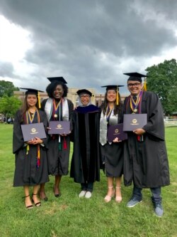 Befrika Murdianti (tengah) di acara kelulusan mahasiswa di AS (dok: Befrika Murdianti)