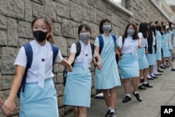 香港天主教女子中小学玛利诺修院等学校的学生组成人链重申五大诉求缺一不可的要求。（2019年9月6日）