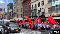 亲北京华人隔街“踩场” (美国之音久岛拍摄)