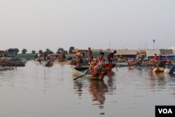 រូប​ឯកសារ៖ ប្រជាពលរដ្ឋរស់នៅតំបន់ឆ្នុកទ្រូទន្លេសាប ធ្វើដំណើរតាមទូកម៉ាស៊ីន ក្នុងស្រុកបរិបូរណ៍ ខេត្តកំពង់ឆ្នាំង កាលពីថ្ងៃទី ១២ ខែមីនា ឆ្នាំ២០២០។ (ស៊ុន ណារិន/វីអូអេ)