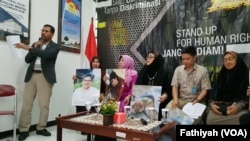 Keluarga mahasiswa Universitas Al-Azhar yqng luka parah saat berunjuk rasa di depan gedung MPR/DPR, saat menggelar keterangan pers di kantor Komnas HAM, Jumat, 27 September 2019. (Foto: VOA/ Fathiyah)