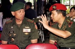 Panglima TNI Letnan Jenderal Prabowo Subianto (kanan) mengobrol dengan Panglima TNI Jenderal Wiranto di Jakarta, 17 Mei 1997. (Foto: dok).