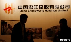 在香港的记者会上，有人站在中国忠旺公司的标徽前（2009年4月23日）