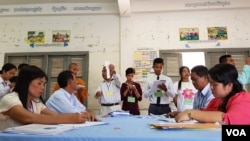 ក្រុម​មន្ត្រី​រៀបចំ​ការ​បោះឆ្នោត បាន​ប្រមូល និង​រាប់​សន្លឹក​ឆ្នោត នៅ​ការិយាល័យ​បោះឆ្នោតក្នុង​សាលា​បឋមសិក្សា​ស្លាកែត នៅ​ថ្ងៃ​ទី៤ ខែ​មិថុនា ឆ្នាំ២០១៧។ (អ៊ិត សូធឿត/VOA)