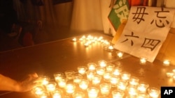 资料照：台湾民众在台北点燃蜡烛纪念八九六四21周年。