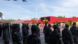 Apel Gelar Pasukan dalam rangka kesiapan pengamanan pungut suara PILKADA serentak 2020 di Mapolres Poso, Sabtu (5/12/2020). (Foto: VOA/Yoanes Litha)