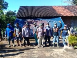 Masyarakat Desa Bedoyo, gotong royong melakukan penyemprotan desinfektan begitu ada warga positif terinfeksi virus corona. (Foto: via Suminto)