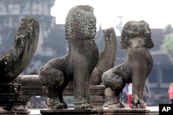 柬埔寨吴哥古窟前面的狮子雕像。吴哥古窟管理当局2010年说，中国给柬埔寨600万美元来修复一座衰败的古庙