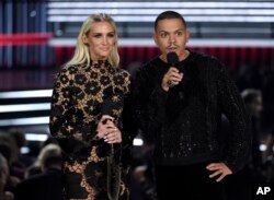 Ashlee Simpson Ross (kiri) dan Evan Ross memanggil Ed Sheeran untuk tampil di atas pentas pada acara Billboard Music Awards di MGM Grand Garden Arena, Minggu, 20 Mei 2018, di Las Vegas.