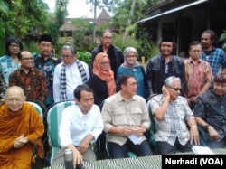 Menteri Agama, Lukman Hakim Saifuddin bertemu sejumlah budayawan, agamawan dan akademisi di Bantul, 2-3 November 2018. (Foto:VOA/Nurhadi)