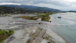 Aktifitas kapal pengeruk di Kawasan Kompo Dongi (kiri layar) seluas 35 hektar yang akan ditimbun menggunakan material hasil pengerukan dari sungai untuk dijadikan Taman Konservasi Dongi dan kawasan perlindungan burung dalam kegiatan Penataan Sungai Poso. (Foto: VOA/Yoanes Litha)