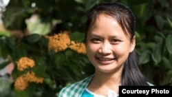 កញ្ញា ហេង សំណាង អ្នក​សម្របសម្រួល​កម្មវិធីនៃអង្គការសិល្បៈខ្មែរអមតៈ។ (រូបផ្តល់ឲ្យ)