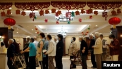 北京和悦家国际颐养社区的老人们排队吃午饭。(2021年5月26日)