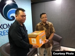 Plt Kepala Bagian Layanan Informasi Kominfo Helmi Fajar saat menerima simbol petisi online penolakan pembatasan akses internet di Papua dan Papua Barat di gedung Kemkominfo, Jumat, 23 Agustus 2019. (Foto: Dokumentasi Koalisi Masyarakat Sipil)