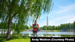 Mikah Meyer នៅ​ឧទ្យាន Constitution Gardens ដែល​ស្ថិត​នៅ​ក្នុង​តំបន់​​​វ៉ាស៊ីនតោន ថតនៅថ្ងៃទី ២០ ខែឧសភា ឆ្នាំ២០១៦។ (រូបថត៖ Andy Waldron) 