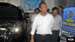 Menteri BUMN, Dahlan Iskan, menghadiri pameran mobil nasional di aula Universitas Muhammadiyah Surakarta (25/2).