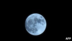 "Plavi Mesec" na nebu iznad distrikta Kamrup u Indiji (Foto: Biju BORO / AFP)