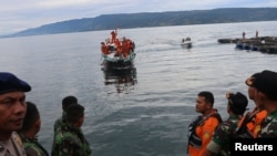 Tim SAR kembali ke Pelabuhan Tigaras setelah mengevakuasi seorang korban kecelakaan kapal feri di Danau Toba, Simalungun, Sumatra Utara, 20 Juni 2018